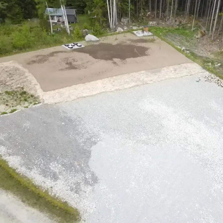Färdigt markarbete på skogstomt, drönarvy — Premie Bygg
