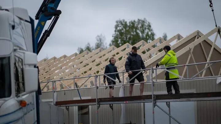 Takstolarna lyfts på plats med kran — Premie Bygg