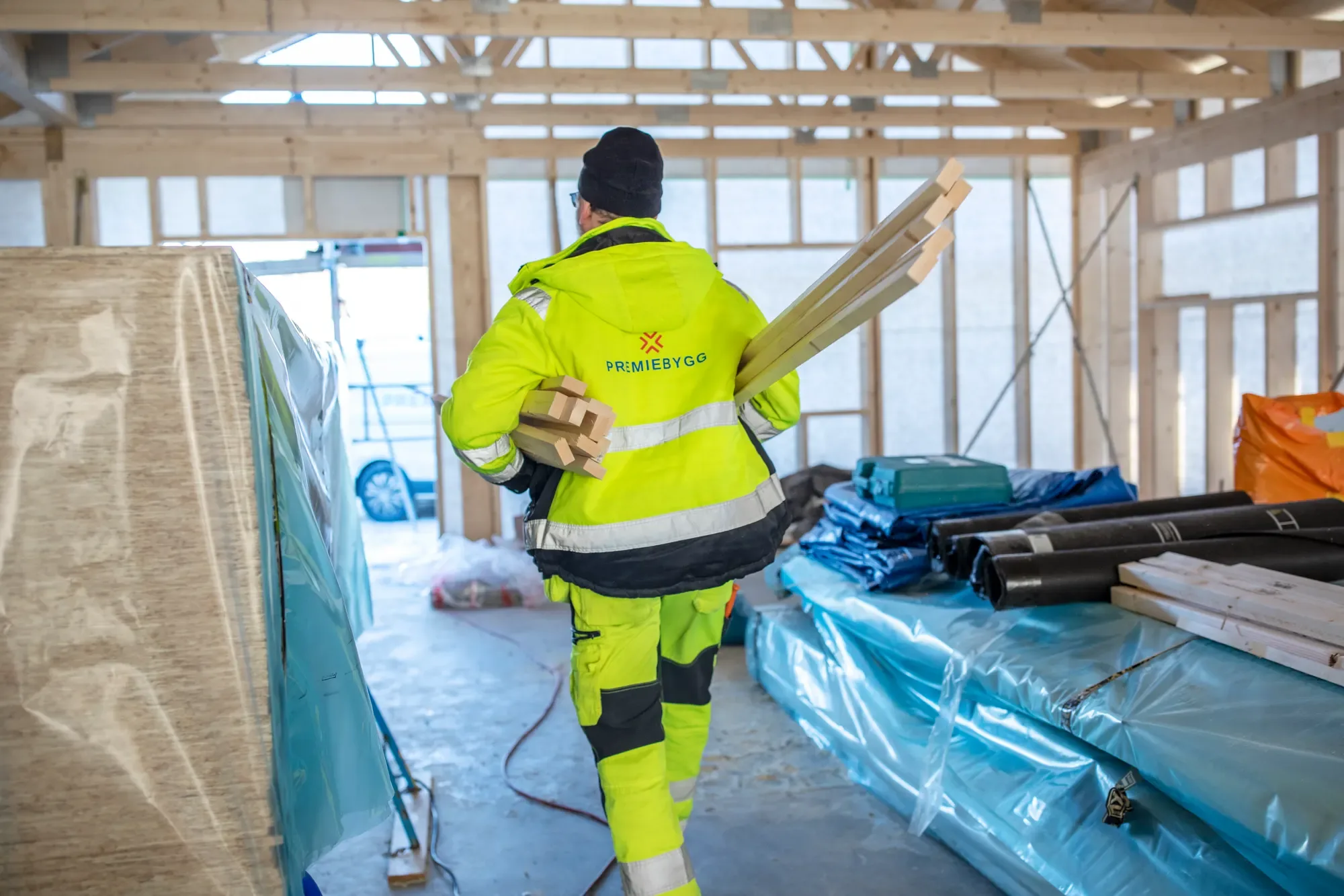 Premie Byggs team i arbete på ett större byggprojekt